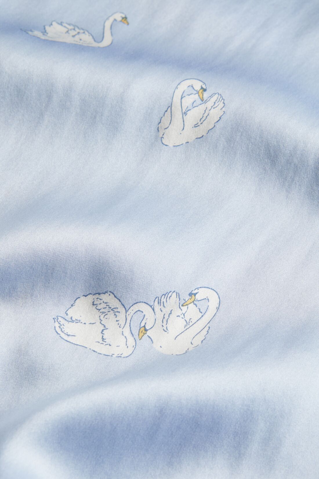 Fabric swatch of Inez Large Swan Ice Blue/Ivory
