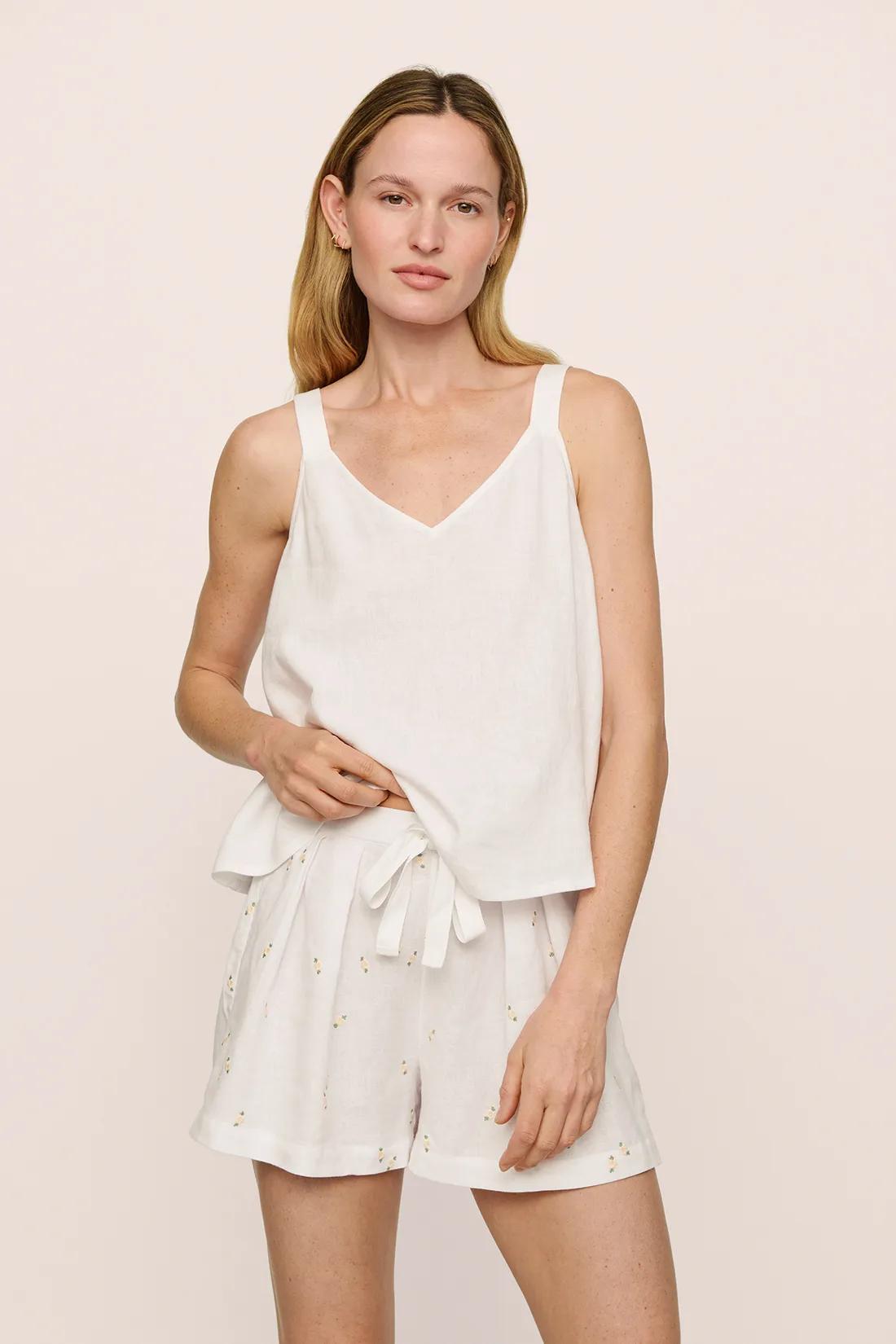 Model is wearing Linen Blend Relaxed Short in SummerDaisyWhite/PeachDust