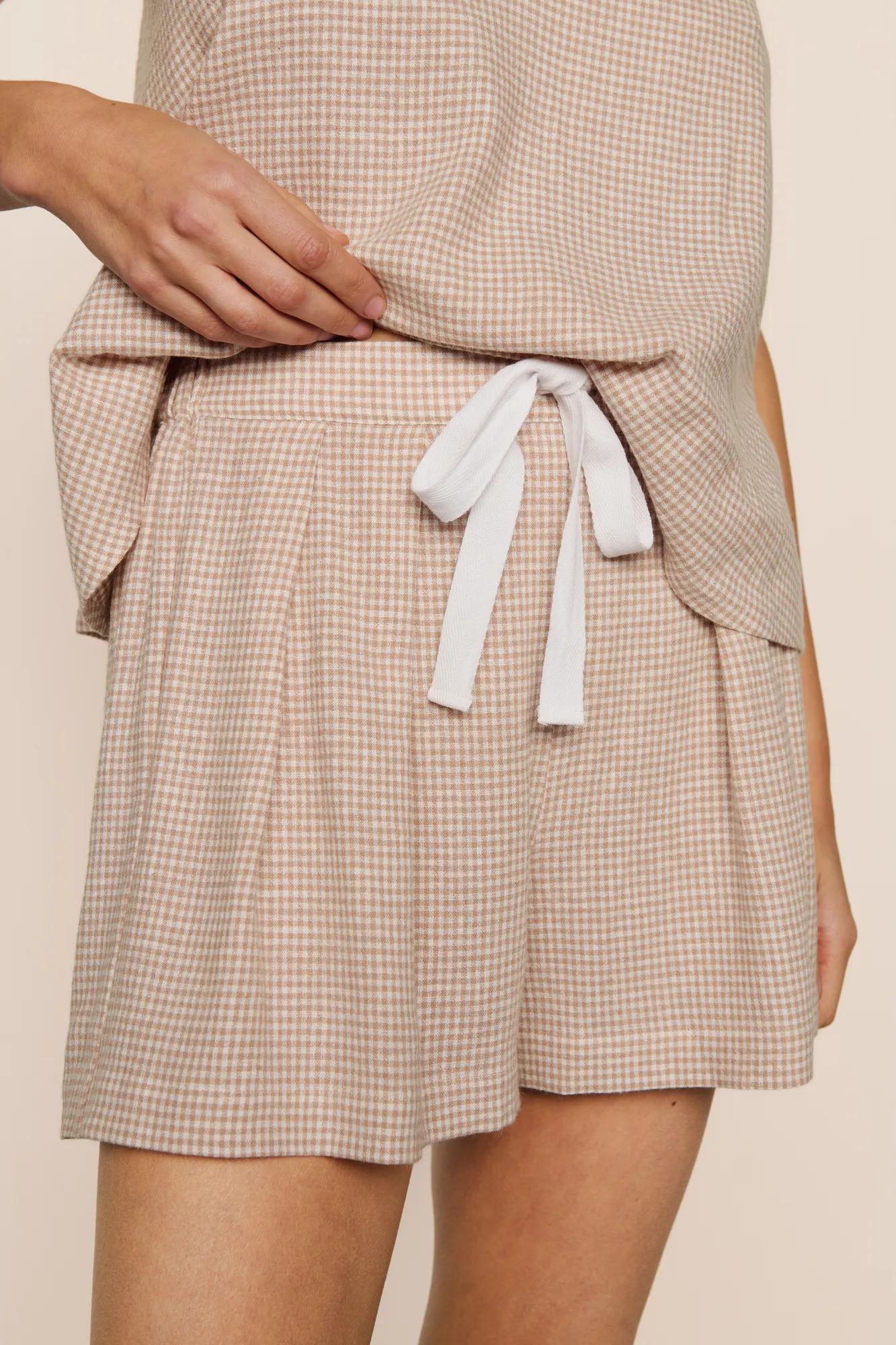 Model is wearing Linen Blend Relaxed Short in Gingham White/Warm Taupe
