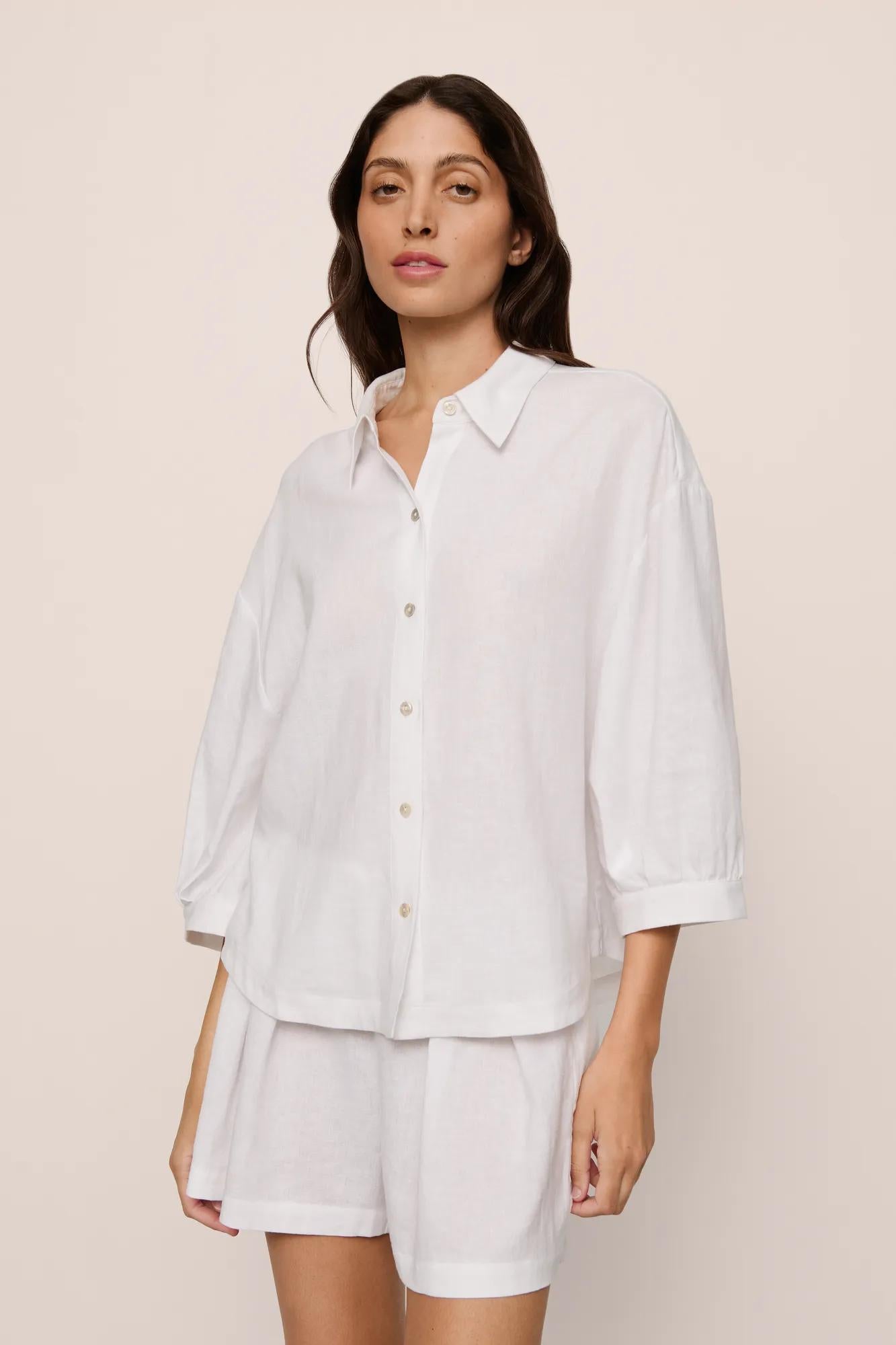 Model is wearing Linen Blend Relaxed Short in White