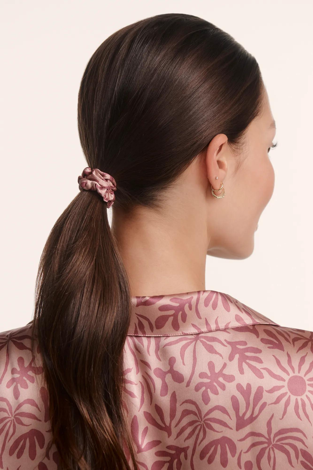 Model is wearing EBJ X ILIA SCRUNCHIE 2PK in Brushstroke Rose/Bloomscape